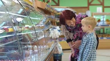 超市里有个小孙子的<strong>老奶奶</strong>选择糖果。